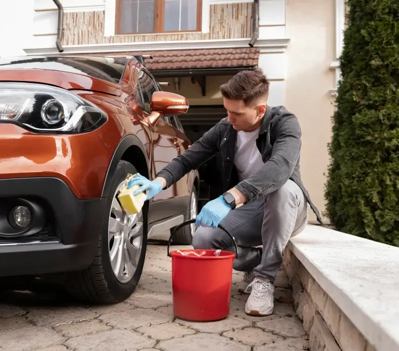 Lavage auto à domicile Saint-Aubin-des-Landes : professionnel intervenant sur un véhicule